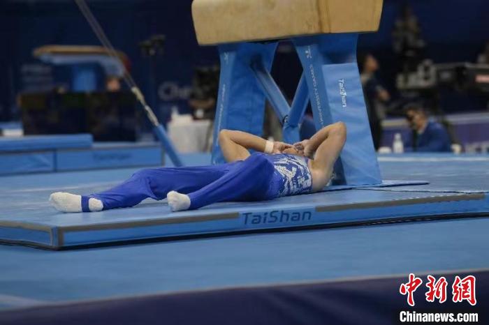 成都大运会温情瞬间：运动员互助传递体育精神