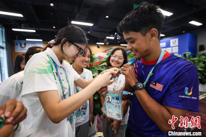 成都大运会温情瞬间：运动员互助传递体育精神