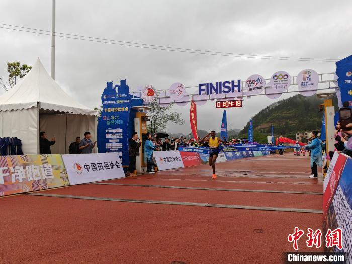 细雨晨光下的梵净山马拉松:智慧赛道吸引超过