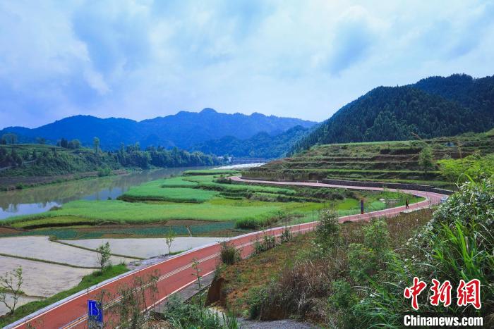 细雨晨光下的梵净山马拉松:智慧赛道吸引超过