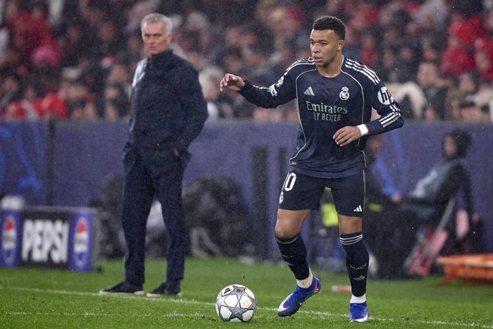 姆巴佩点赞穆里尼奥回归皇马引发帅位争夺战